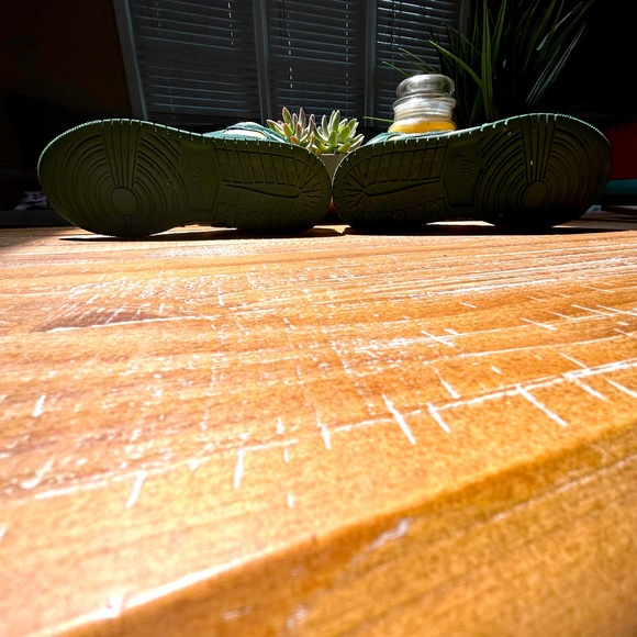 High Quality Green, Yellow, and White Air Jordan 1. Boys 5Y,  and Girls 7Y - Picture 3 of 6